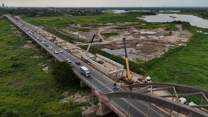 Puente Santa Fe-Santo Tomé: con un avance de 25 %, comenzó una nueva etapa de la obra con la colocación de las vigas longitudinales