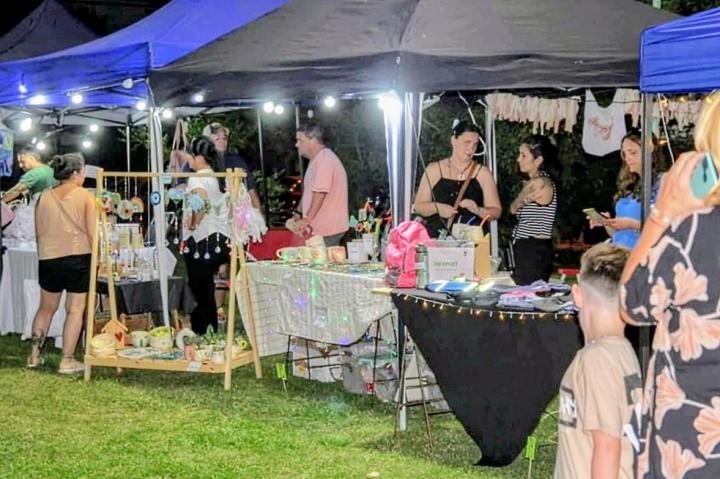 Feria en la Plaza de la Paz: una experiencia inédita impulsada por vecinales y artesanos de la ciudad