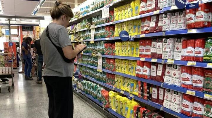 Consumo en alerta: hogares ajustan y el gasto no despega