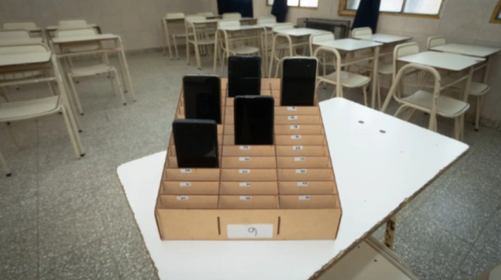 Cajas contra la distracción: la escuela 340 ordena el celular sin prohibirlo