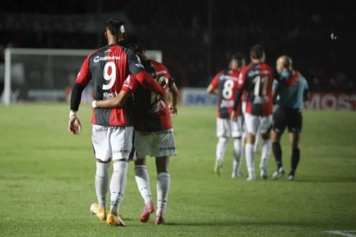 Colón liquidó a San Miguel y manda en la Zona A