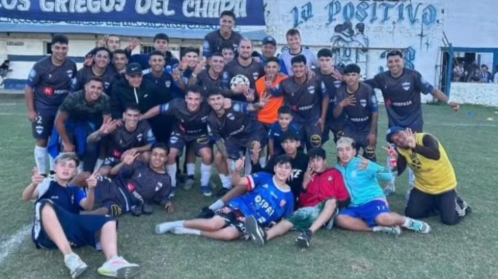 Atenas se hizo fuerte de local y festejó su primera victoria en el torneo de ascenso
