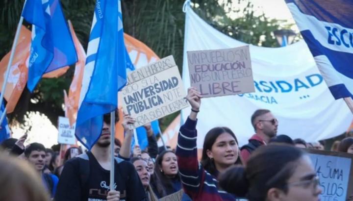 Multitudinaria marcha en Santa Fe en defensa de la universidad pública y la ciencia  