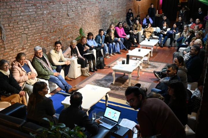 “Criar entre pantallas”: debate abierto en Santa Fe sobre niñez, tecnología y salud mental