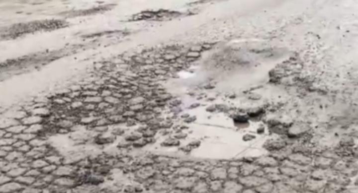Comerciantes y vecinos denuncian el abandono de la esquina Azcuénaga y 9 de Julio: baches, caídas y daño a vehículos