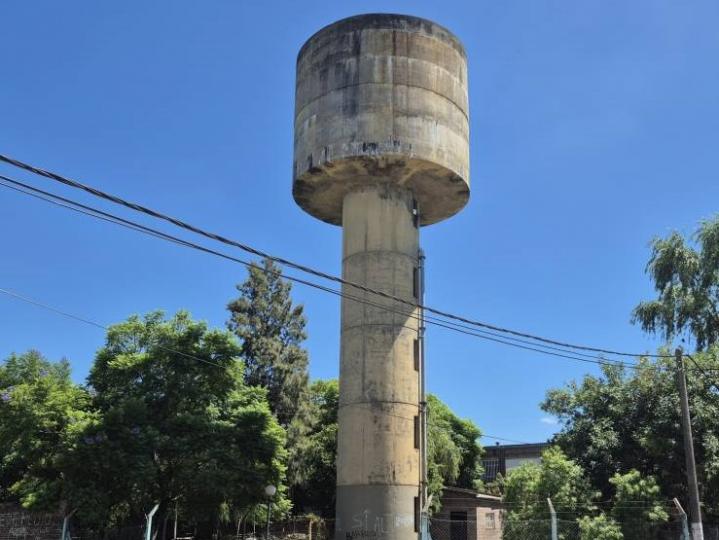 Vecinos de Barrio Zaspe alertan por pérdida de agua y riesgo estructural en el tanque ubicado en esa jurisdicción