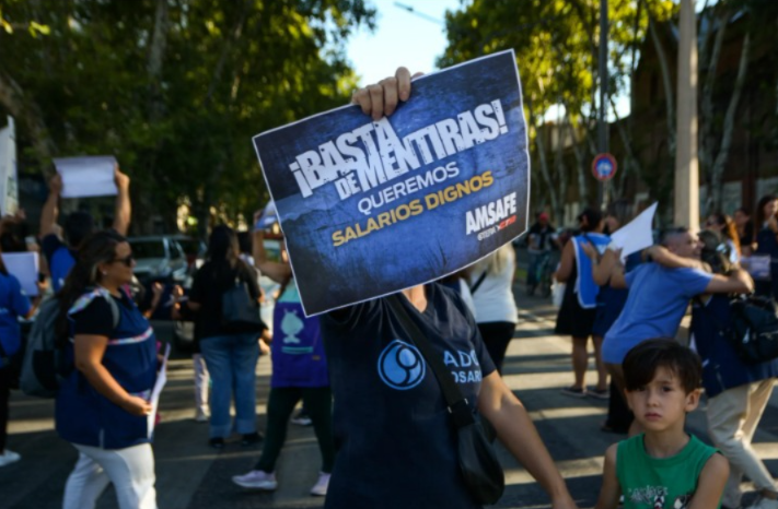 AMSAFE cuestiona el nuevo control de licencias y lo califica como “ajuste y disciplinamiento”