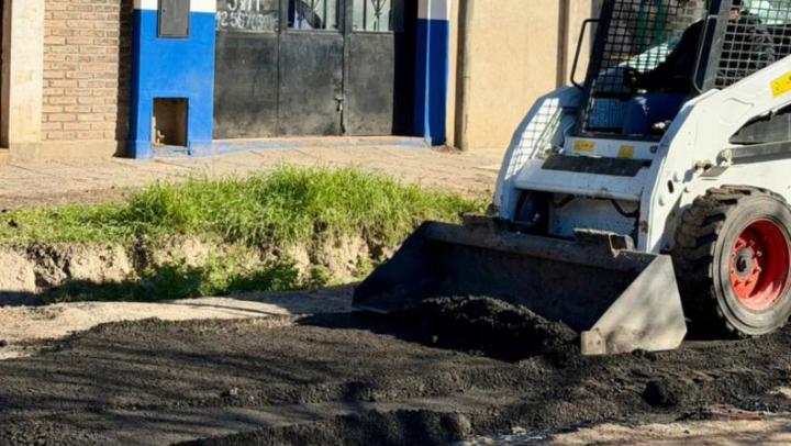 La Municipalidad continúa las tareas de bacheo de pavimento sobre calle Azcuénaga