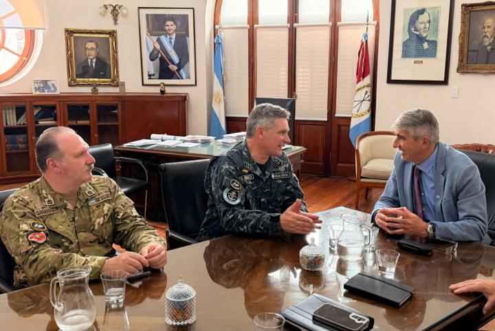 Fenómeno de El Niño: autoridades de la Armada ponen logística a disposición de la Provincia ante eventuales emergencias