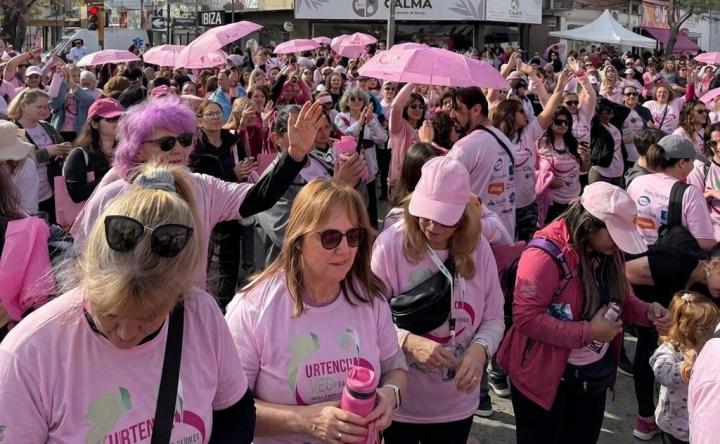 “Santoto se viste de rosa”: multitudinaria marcha para promover la detección temprana del cáncer de mama