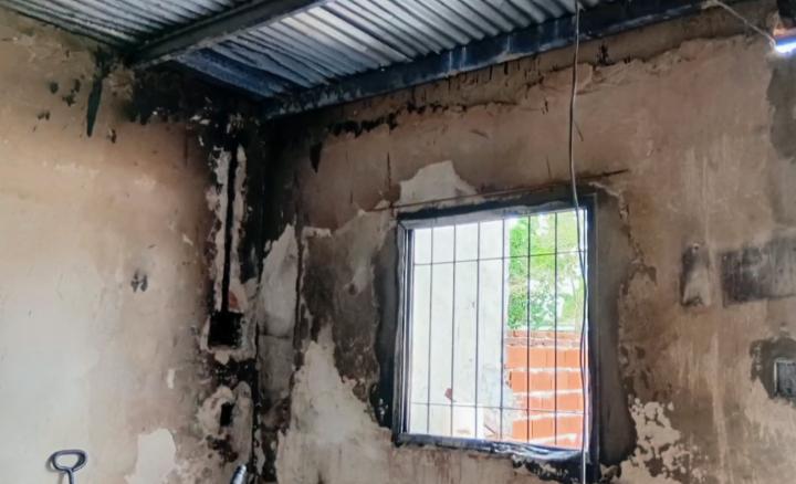 Familia queda sin casa tras un violento robo e incendio en Sauce Viejo