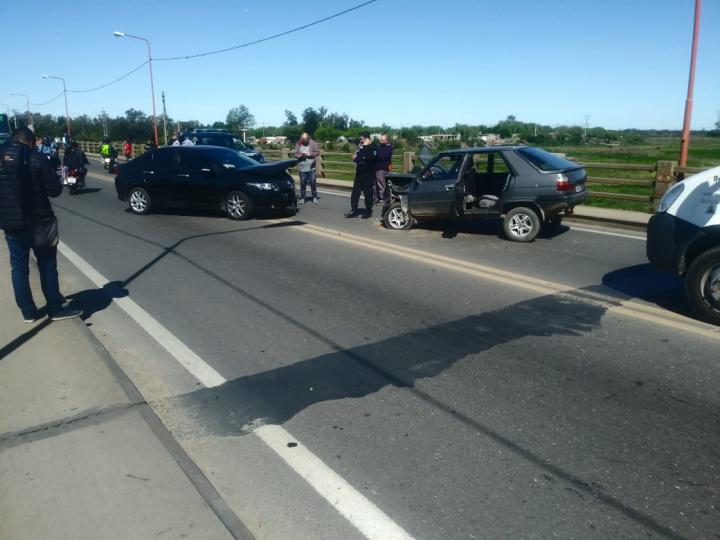 Por un choque frontal entre dos vehículos, el  Puente Carretero estuvo cortado entre las 14.30 y las 18 horas