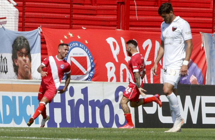 Colón fue ampliamente superado y perdió con Argentinos Juniors 