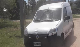 Cuatro jóvenes fueron embestidos por una camioneta kangoo en la costanera santotomesina