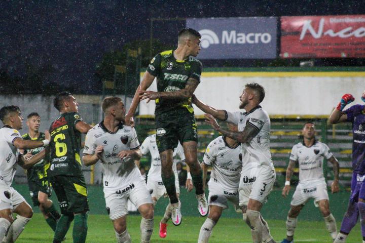 Bajo una intensa lluvia, Colón empató con Defensa y Justicia 