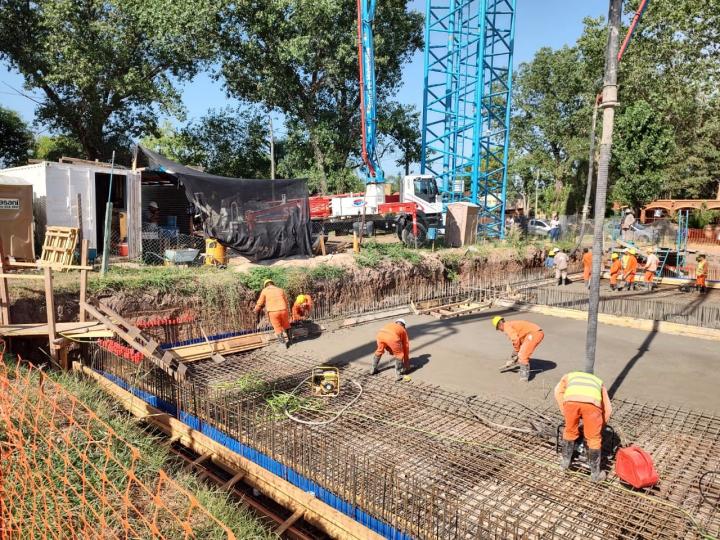 Sauce Viejo:  Papaleo supervisó los trabajos de construcción de la cisterna de agua en B° Altos del Sauce