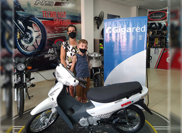 Se conectó a internet y ganó una moto