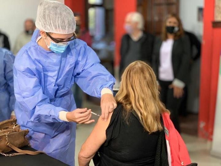 Comienza la vacunación libre de terceras dosis para mayores de 18 años