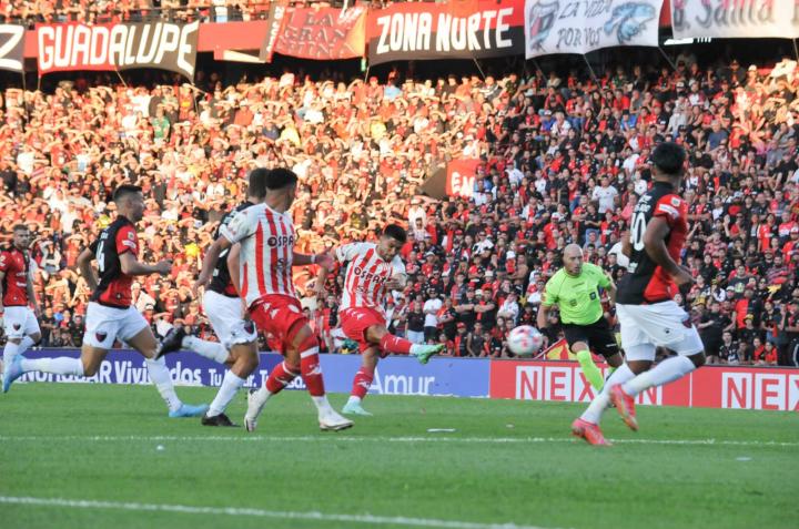 Con Mele como figura, Colón y Unión empataron 0-0