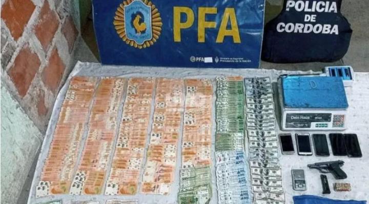 Se secuestró dinero en efectivo, droga y un arma