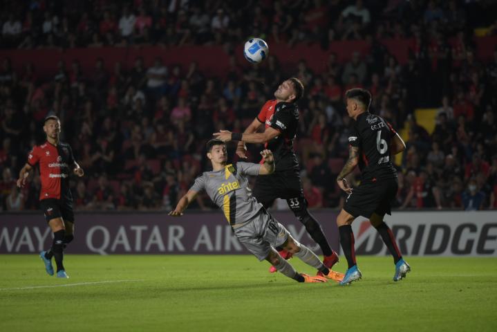 Colón sobre el final le ganó 2-1 a Peñarol 