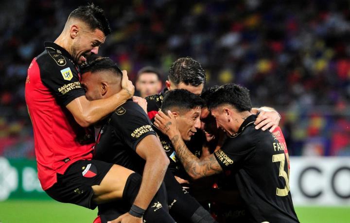 Colón visita a Huracán con la obligación de ganar 