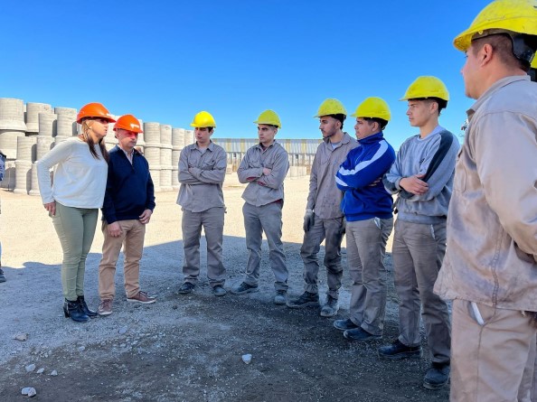 Ocho jóvenes de la ciudad comenzaron prácticas laborales en una fábrica de premoldeados 