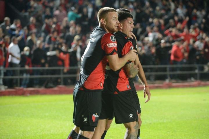 Desde las 19, Colón recibe a Vélez 