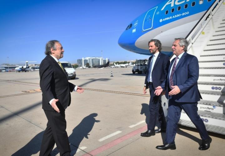 El Presidente llegó a España y se reunió con Pedro Sánchez