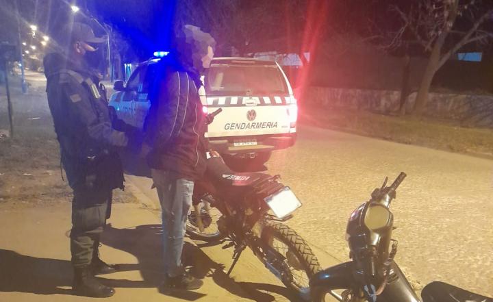 El hombre transitaba en su moto con la droga