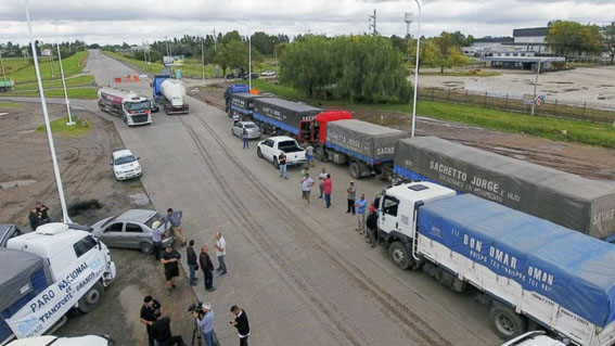 El transporte de cargas advirtió que se agrava la falta de gasoil: alertan por sobreprecios en el interior