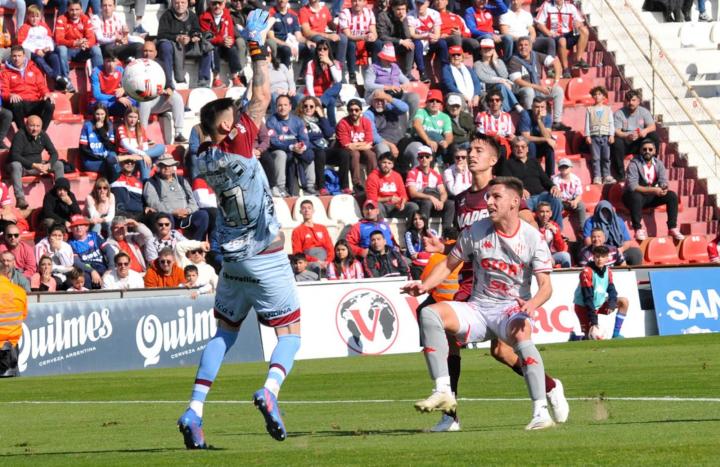Unión goleó 3-0 a Lanús 