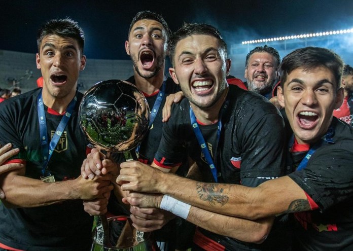 Además del campeonato, ¿Qué otro logro consiguió Colón?