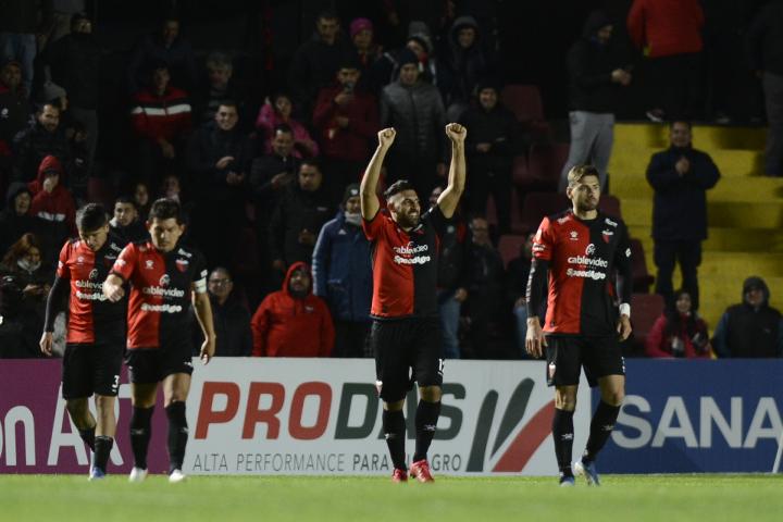 Con mucho carácter, Colón venció a Vélez 