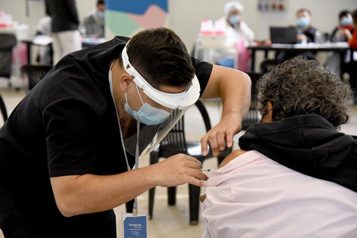Tercera dosis libre para mayores de 40 años: difunden precisiones sobre el operativo