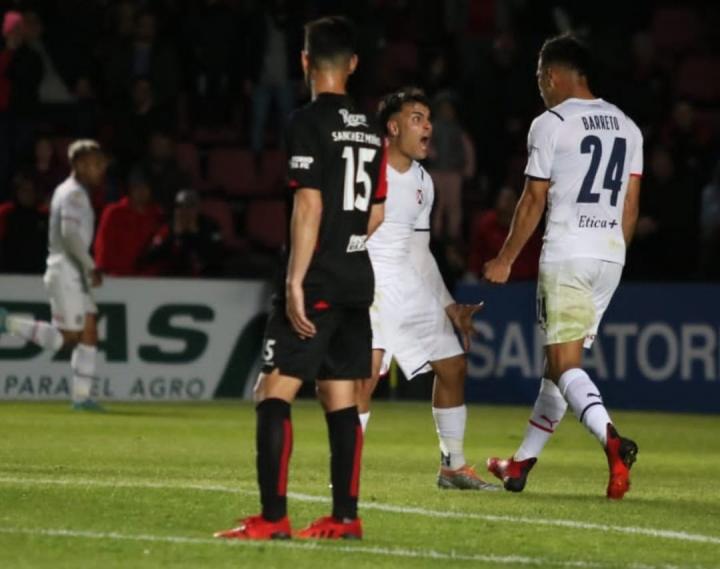 Colón tuvo un pésimo partido y fue goleado por Independiente 
