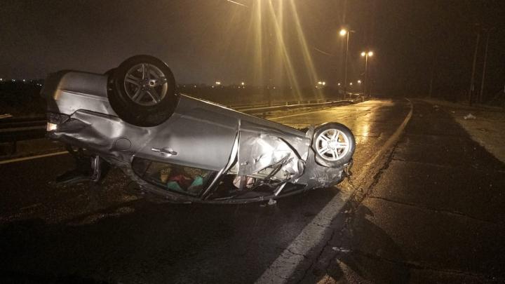 Increíble: robó un auto, volcó y lo reconocieron por una zapatilla