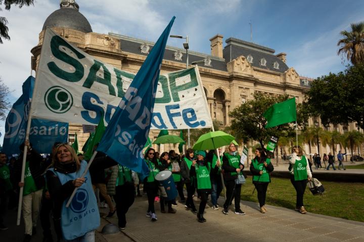 Multitudinaria marcha docente en reclamo por la reapertura de paritarias.