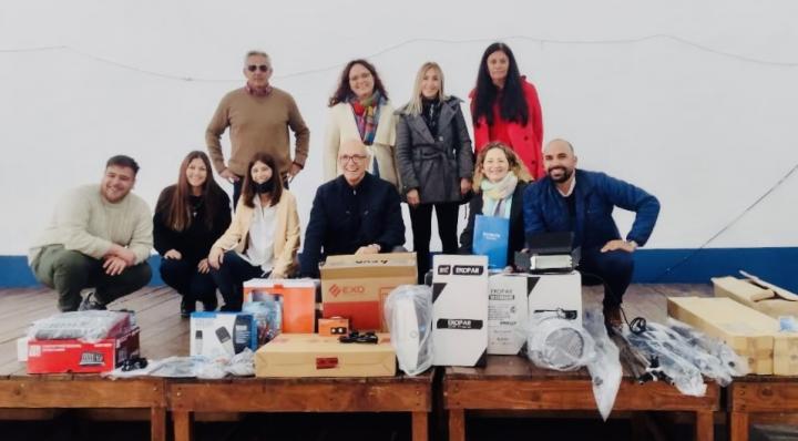 Josefina Viano participó de la entrega de un Set Audiovisual en la Escuela N°340 Republica del Perú