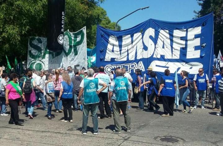 Los docentes y los empleados de la administración pública continúan con sus medidas de fuerza