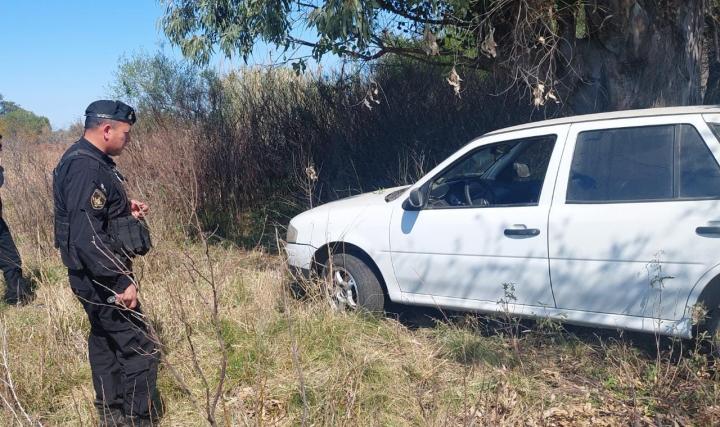 El automóvil Volkswagen Gol blanco fue encontrado en un descampado de Barrio Las Vegas