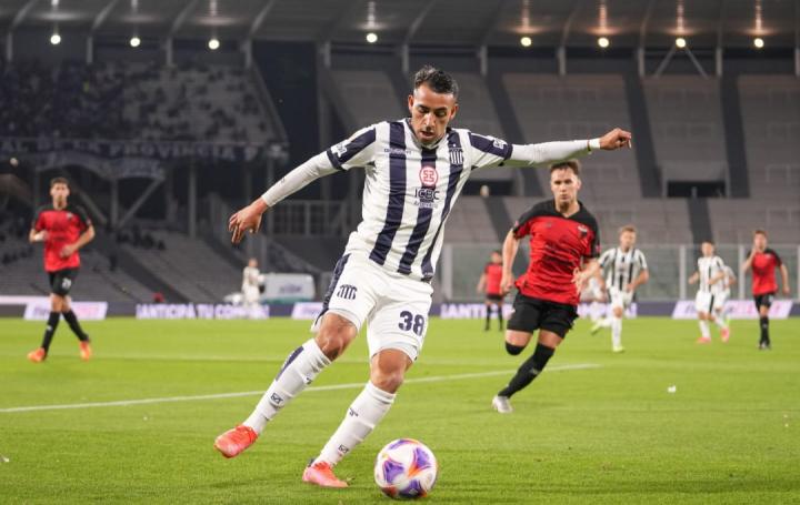 Colón sigue sin levantar cabeza, perdió 2-0 frente a Talleres 