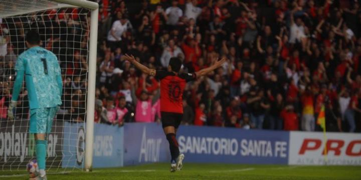 Colón recibe a Argentinos Juniors en búsqueda de tranquilidad