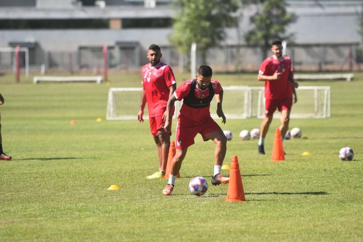 Wanchope se entrena en Instituto y crecen las dudas sobre su futuro 