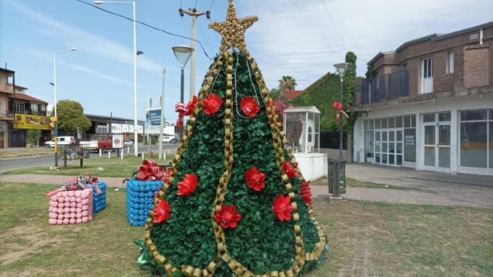 Ya están ornamentados los ingresos a la ciudad con motivos navideños