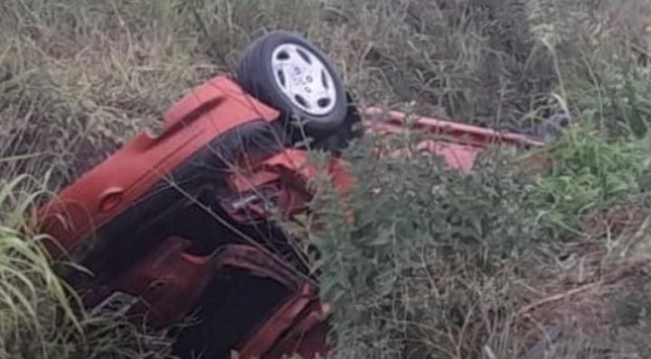 El auto impactó contra una cuneta