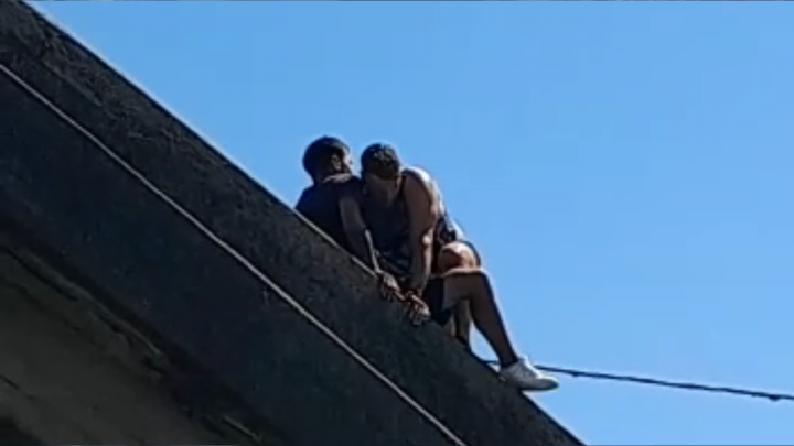 Un joven se subió al primer arco del puente con intenciones de quitarse la vida