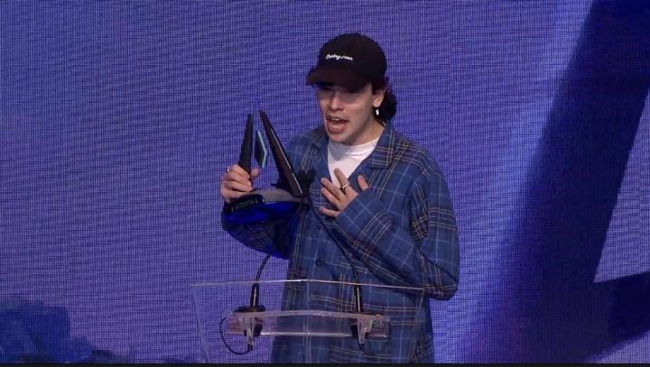 Spreen muestra el galardón obtenido