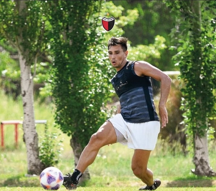Colón: Cristian Vega sufrió un esguince en su rodilla derecha que lo deja fuera del clásico santafesino 