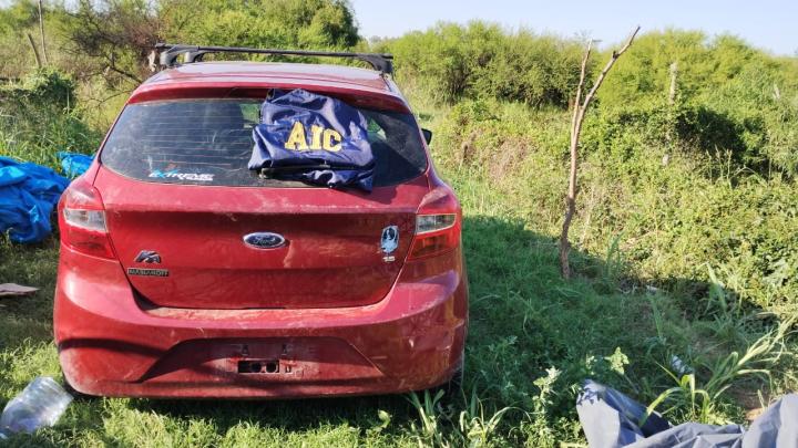 El auto robado estaba abandonado en un baldío